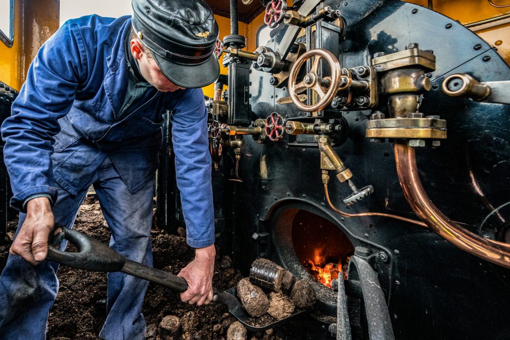Stoker-Wilco-Steur-schept-de-eerste-scheppen-biokool-in-locomotief-5.-Foto-Benno-Ellerbroek-10...jpg